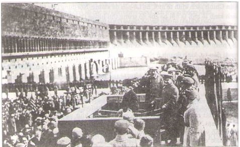 Nhà máy thủy điện Đơ-nhi-ép, khởi công năm 1927, là nhà máy thủy điện lớn nhất châu Âu thời đó, được đưa vào hoạt động tháng 10 - 1932